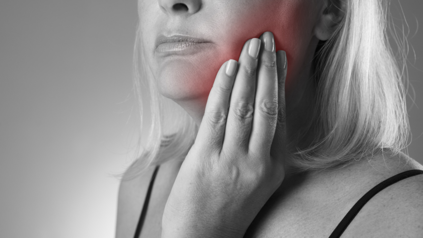 Svullenhet och ömhet i eller kring munhålan är ett typiskt symtom på spottkörtelsten. Foto: Shutterstock